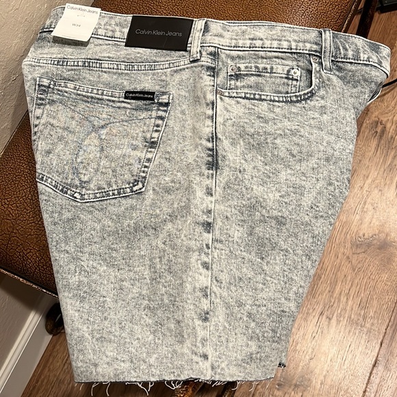 Brand New Classic Calvin Klein Stone Washed Distressed Light Blue Jeans Shorts! - Picture 6 of 8